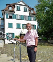 Martin Sax vor dem Haus zum Komitee, dem die Teilnehmer an der Führung einen Besuch abstatten können. Heute beherbergt das stattliche Gebäude das Verwaltungsgericht des Kantons Thurgau. (Bild: Mario Testa)