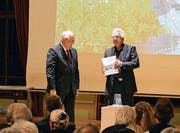 Angelus Hux und Samuel Zurbuchen präsentieren im Bürgersaal ihr neues Buch «Frauenfeld – einst und heute» (Bild: Christian Ruh)