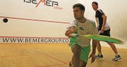 Harter Kampf auf Position eins: Aqeel Rehmann (vorne) bezwingt Jens Schoor 3:2. (Bild: Robert Kucera)