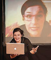Anet Corti: mal als Anet, mal als ihre Freundin Flurina. (Bild: Caro Gammenthaler)