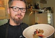Erdschwamm mit Gelée, Chips und in Erdkruste gegartem Gemüse: Rolf Caviezel mit Erdmenu-Hauptgang. (Bild: Tonia Bergamin)
