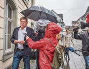 Jan Ullrich wird von etwa zwei Dutzend Journalisten vor dem Gerichtstermin in Weinfelden empfangen. (Bild: Thi My Lien Nguyen)