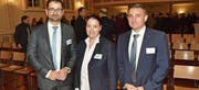 Arbeitgeberpräsident Thomas de Martin, Regierungspräsidentin Carmen Haag und Mowag-Geschäftsführer Oliver Dürr posieren im Sirnacher Dreitannensaal. (Bild: Christoph Heer)
