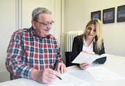 Schulpfleger Elmar Juchli und Schulpräsidentin Corinna Pasche-Strasser besprechen Details des Budgets. (Bild: Rita Kohn)