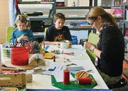 Im Lernwerk Euregio dürfen die Schüler viel basteln und mit Lernmaterialien arbeiten. Lehrerin Petra Hartmann betreut sie dabei. (Bild: pd)