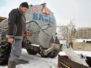Lohnunternehmer Christof Lehmann lässt das zuvor aus der Lützelmurg abgepumpte, verschmutzte Wasser in die ARA laufen. (Bild: Olaf Kühne)