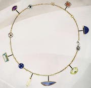Granat, äthiopischer Opal, Lapis Lazuli, Perlen, Lemoncitrin, Diamanten, australischer Opal, Citrin, Aquamarin und Amethyst. (Bild: pd)