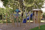 Der neue Spielplatz auf dem Schulareal steht seit März. (Bild: pd)