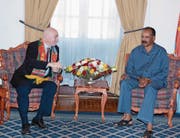 Fifa-Präsident Gianni Infantino (links) im Gespräch mit Präsident Isaias Afewerki in der Denden Hall, einem eritreischen Regierungsgebäude. (Bild: Eritrea Ministry of Information (Asmara, 23. Februar 2018))