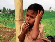 Dihan Awalidan, bei Aufnahme des Bildes sieben Jahre alt, raucht seit seinem dritten Lebensjahr. (Bild: Rezza Estily/Getty (Garut, 16. Februar 2015))