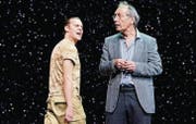Der junge Tempelherr (Johannes Sima) verhöhnt Nathan (Robert Hunger-Bühler), während es vom Himmel Schnee und Asche regnet. (Bild: Tanja Dorendorf)