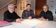 Nachfolgeregelung getroffen: Der neue Geschäftsführer von Wickli + Partner, Cyril Rutz (Mitte), mit Hans Rudolf Wickli (links) und Franco Pellegrini. (Bild: Serge Hediger)