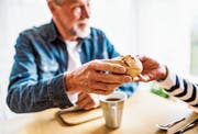 Weil das Rentenkapital nicht ausreichte, erhielten 2014 rund 3400 Pensionierte Staatshilfe. (Bild: Getty)