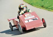 Mit Schuss sind die Seifenkistenpiloten unterwegs von Langenhart hinunter nach Müllheim. (Archivbild: Donato Caspari (Müllheim, 9.9.2014))