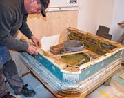 Im Turmhof-Museum: Hafner Roger Pernet arbeitet am historischen Ofen. (Bild: Margrith Pfister-Kübler)