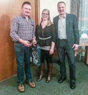 Der abtretende Präsident Peter Stark mit seiner Nachfolgerin Stephanie Eberle und Vorstandsmitglied Arthur Hascher. (Bild: PD)