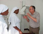 Der Röntgentechniker Paul Jordi instruiert die Klosterfrauen in der Zahnklinik des St.-Benedict’s-Spitals in Ndanda. (Bild: ZVG)