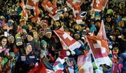 Die Fans feiern Beat Feuz in Wengen schon bei der Startnummernzeremonie. Der Berner geht heute als Erster ins Rennen. (Bild: Anthony Anex/KEY)