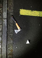 Die Tatwaffe – die Polizei konnte das Beil bei der Tankstelle in Flums sicherstellen. (Bild: Kapo St. Gallen)