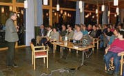 Heimleiter Othmar Füglister bei der Mitarbeiter-Information am Freitagabend im Haus Wieden in Buchs. (Bild: pd)