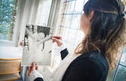Sophia Laura dos Santos betrachtet wehmütig ein Foto ihres Kindes. (Bild: Andrea Stalder)
