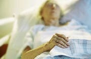 Verliert eine Person aufgrund ihres geistigen oder gesundheitlichen Zustands ihre Urteilsfähigkeit, helfen Vorsorgemassnahmen. (Bild: KEY)