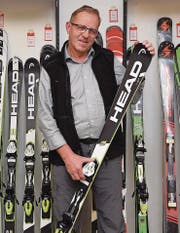 Ruedi Bannwart verkauft in seinem Geschäft in Bazenheid unter anderem die neusten Skimodelle. (Bild: Ruben Schönenberger)