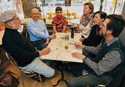Theatergruppe Korn mit Leiter Peter Zimmermann (links) bespricht die letzten Details. (Bild: Reto Martin)