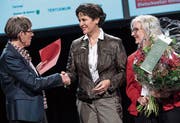 Susi Saxer, Mitarbeiterin der Fachstelle Demenz der FHS St. Gallen, überreichte Heimleiterin Ingrid Markart und Claudia Longoni (von links) vom Pelago-Pflegeheim der Region Rorschach das Zertifikat für den dritten Platz des Viventis-Pflegepreises 2017. (Bild: Basil Höneisen)