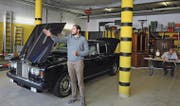 Es geht auch ohne Hammer. Stefan Müller versteigerte als Gantrufer den Rolls-Royce «Silver Shadow» für 5700 Franken. (Bild: Michael Hug)