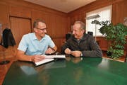 Stadtschreiber Roland Huser und Stadtpräsident Martin Salvisberg in dessen Büro. Sicher ist, dass Huser sich nicht zur Wahl stellen wird. (Bild: Manuel Nagel)