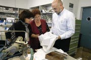 Stoff und Verarbeitung der 1990-Franken-Boxershorts überzeugen auch die Mitarbeiterinnen der ISA Sallmann AG. (Bild: Rita Kohn)