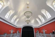 Blick in das Innere des Modelhofs in Müllheim: Halb Schloss, halb Opernhaus. Oder doch ein Regierungsgebäude? (Bild: Nana do Carmo)