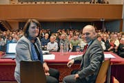 Frau Statthalter Antonia Fässler und Bauherr Ruedi Ulmann wollen das Innerrhoder Volk vom Neubau eines Spitals überzeugen. (Bild: Roger Fuchs)