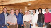 Die Mitglieder und der Vorstand verabschiedeten in Grabs Kassier Jakob Büchel (zweiter von links) mit den besten Wünschen. (Bild: Heidy Beyeler)