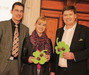 Die einstimmig Nominierten, Hansjörg Brunner (rechts) und Diana Gutjahr, nehmen die Glückwünsche von Rico Kaufmann entgegen. (Bild: Christof Lampart)