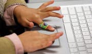 Mit dem neuen Lehrplan sollen die Schulen vermehrt Laptops und Tablets im Unterricht einsetzen. (Bild: Elaine Thompson/AP)
