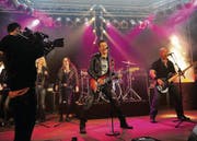 Aus der Produktionshalle wird eine Livebühne: Videodreh in Münchwilen. (Bild: Nana Do Carmo)
