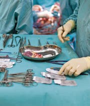Organtransplantationen sind in der Schweiz rückläufig. (Bild: Gaëtan Bally/Keystone)