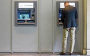 Nicht mehr gratis: Mit der Initiative würde bei jedem Bezug am Bancomaten eine Steuer fällig. (Bild: Alexandra Wey/Keystone (Luzern, 9. Juni 2017))