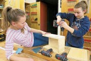Zwei Sekundarschülerinnen arbeiten an einem neuen Zuhause für Fledermäuse oder Mauersegler. (Bild: PD)