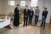 Die Ordination: Kirchenratspräsident Martin Schmidt und Vikar Tobias Günter im Beisein der Wegbegleiter und Unterstützer Damian Brot, Jonas Vetsch und Peter Solenthaler. (Bild: Desirée Müller)