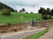 Der Felsen wird maschinell abgetragen, um Raum zu schaffen für den Anschluss Dietfurt der Umfahrung Bütschwil. (Bilder: Martin Knoepfel)