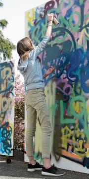 Mit Spraydosen liessen die Jugendlichen Kunstwerke entstehen. (Bild: Corinne Hanselmann)