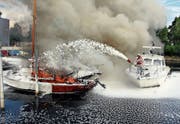 In den meisten Fällen kommt die Rorschacher Seerettung in ihrem Gebiet alleine zum Einsatz. Beim Brand im Altenrheiner Jägerhaus-Hafen vor dreieinhalb Jahren bezwangen Seerettung und Feuerwehr die Flammen gemeinsam. (Bild: Rudolf Hirtl (6. Juni 2014))