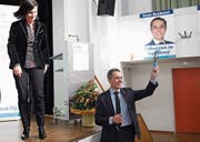 Bundesrat Ignazio Cassis erhielt von Kantonsratsvizepräsidentin Imelda Stadler (Lütisburg) ein Exemplar der druckfrischen Toggenburger Wanderkarte überreicht.