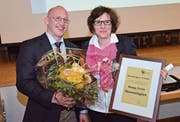 Präsident David Jenni gratuliert Sonja Felix und übergibt ihr Blumen und Auszeichnung. (Bild: Christoph Heer)