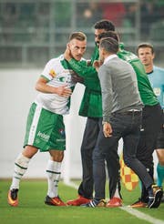Marco Aratore lässt sich nach seinem Tor gegen Basel an der Seitenlinie feiern. (Bild: Benjamin Manser)