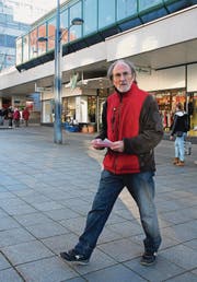 40 Minuten dauerte die Flyer-Aktion von Erwin Kessler. Dann folgte er einem Beamten der Kantonspolizei auf den Posten. Weil Kessler keine Bewilligung einholte, erhält er eine Verzeigung. Diese wird er anfechten. (Bild: Ursula Ammann)