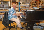 Hardy Hepp sitzt am 150jährigen Flügel in seinem Haus in Wallenwil. (Bild: Esther Sieber)